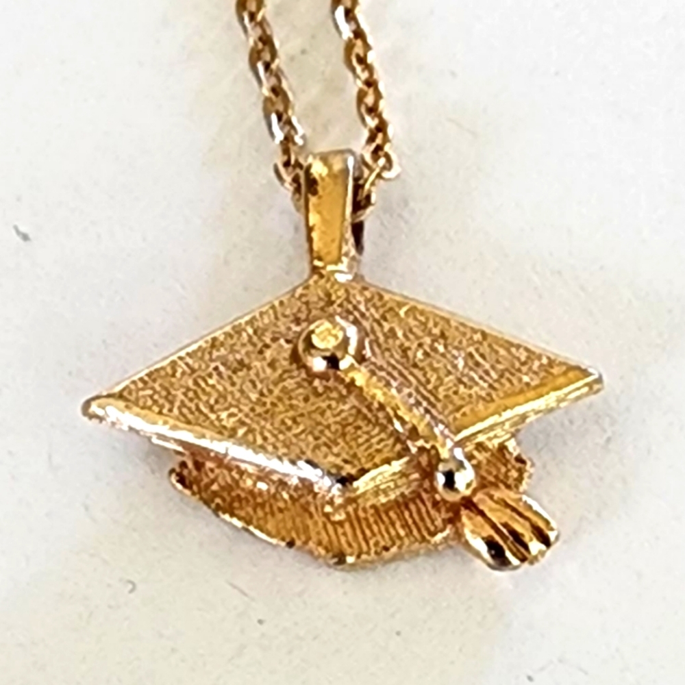 🎓 Grad Cap Necklace